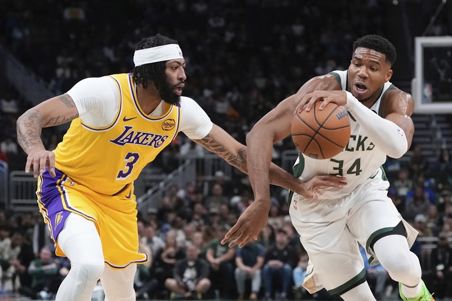 Anthony Davis and Giannis Antetokounmpo battle on the basketball court.