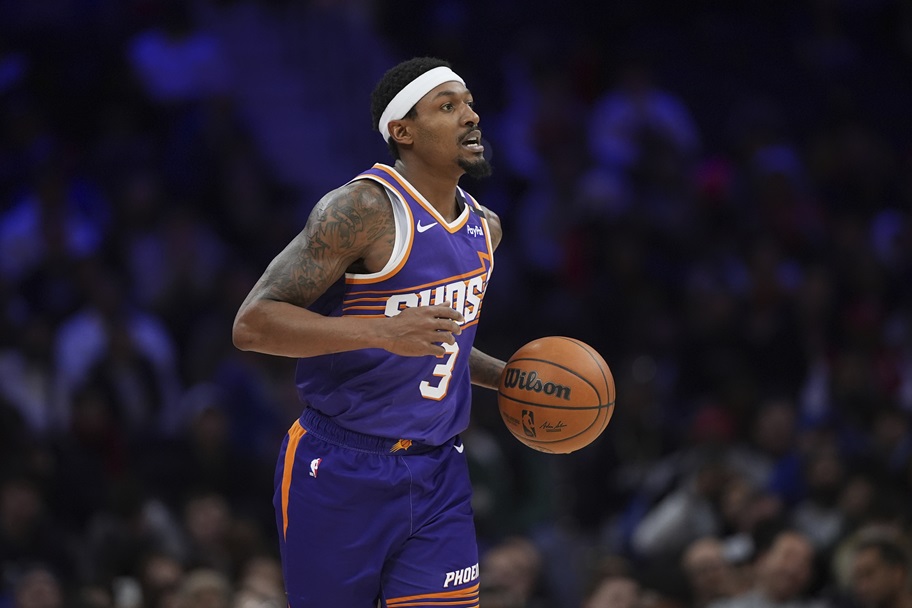Bradley Beal dribbles the ball up the court for the Phoenix Suns.