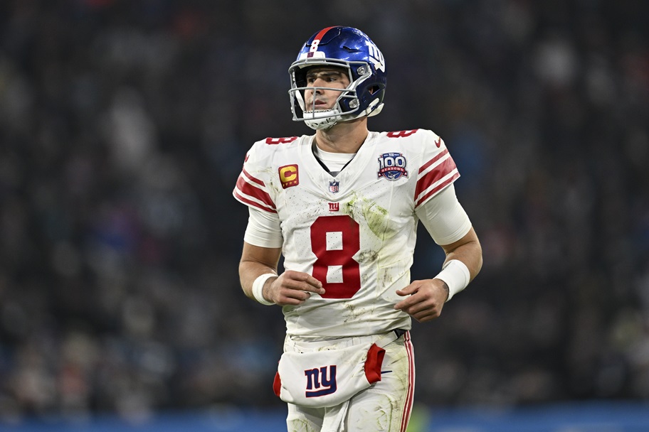 Daniel Jones watches a play unfold in an NFL game.