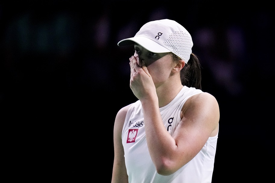 Iga Świątek reacts during a tennis match