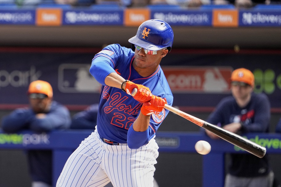 Juan Soto of the New York Mets swings at a pitch.