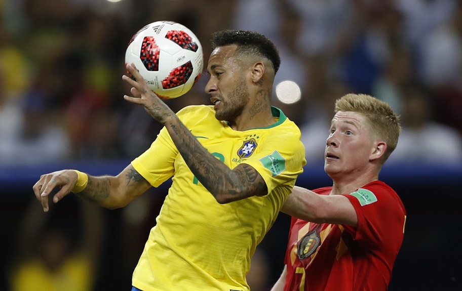 Neymar and Kevin De Bruyne compete for an aerial ball.
