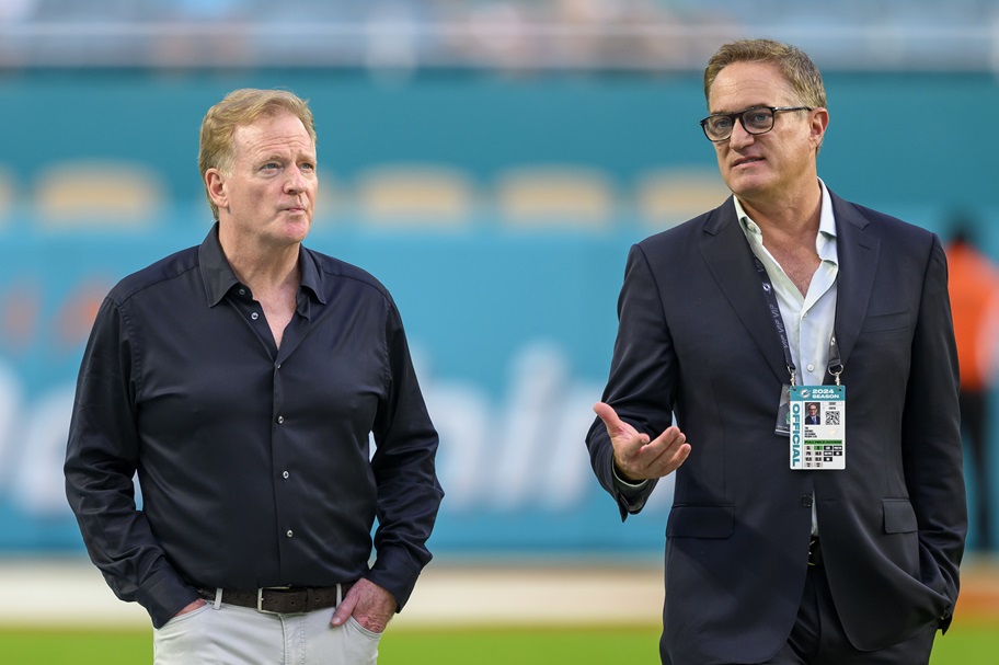 NFL commissioner Roger Goodell speaks with Miami CEPO Ton Garfinkel.