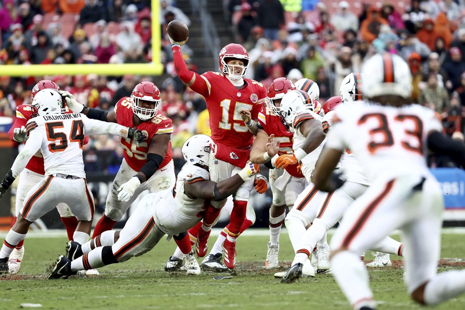 Patrick Mahomes gets hurt throwing a pass against the Cleveland Browns
