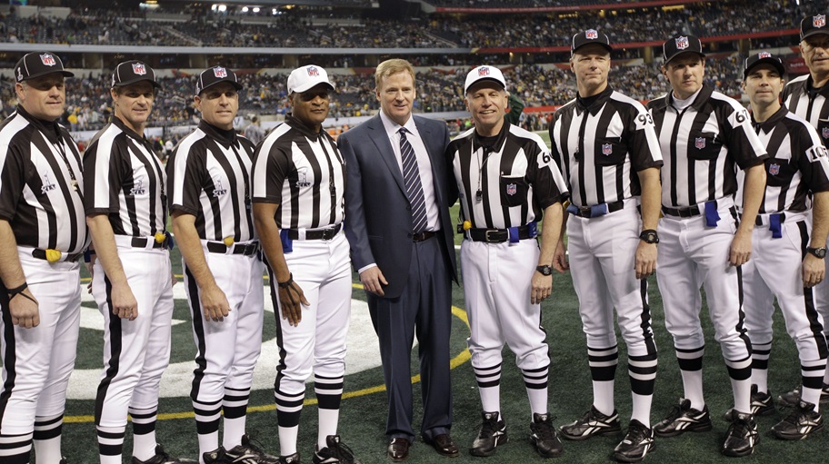 Roger Goodell poses with referees before Super Bowl 45.